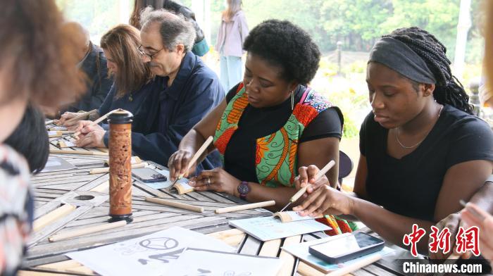 外交官們體驗嘉定竹刻?！∪A東師范大學(xué)供圖