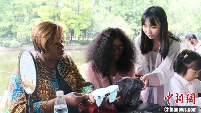 外交官們體驗做團(tuán)扇。　華東師范大學(xué)供圖