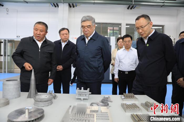 民進中央常務副主席朱永新率調(diào)研組赴四川開展重點考察調(diào)研。圖為在四川工程職業(yè)技術(shù)學院考察調(diào)研?！∶襁M中央供圖