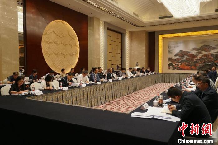 民進中央主席蔡達峰近日率調(diào)研組赴江蘇開展重點考察調(diào)研。圖為在調(diào)研座談會現(xiàn)場?！∶襁M中央供圖