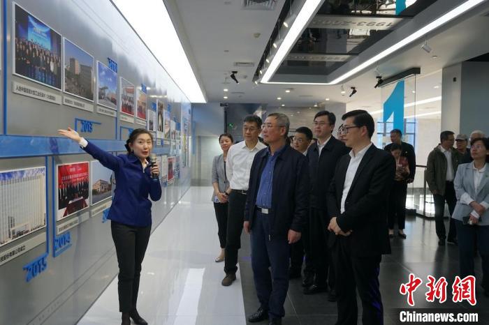 民進中央主席蔡達峰近日率調(diào)研組赴江蘇開展重點考察調(diào)研。圖為在江陰實地考察雙良集團有限公司?！O權(quán) 攝