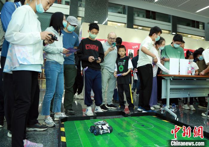 中科院計(jì)算所“神計(jì)妙算”公眾科學(xué)日活動(dòng)現(xiàn)場(chǎng)。　中科院計(jì)算所 供圖