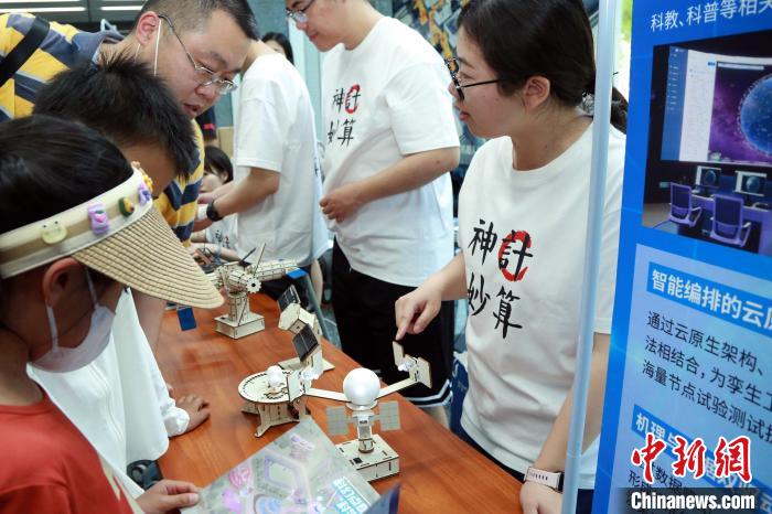 中科院計(jì)算所“神計(jì)妙算”公眾科學(xué)日活動(dòng)現(xiàn)場(chǎng)?！≈锌圃河?jì)算所 供圖