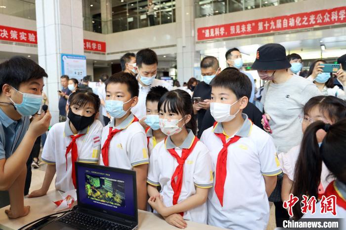 中科院自動(dòng)化所“自動(dòng)化之光”公眾科學(xué)日活動(dòng)現(xiàn)場(chǎng)?！≈锌圃鹤詣?dòng)化所 供圖