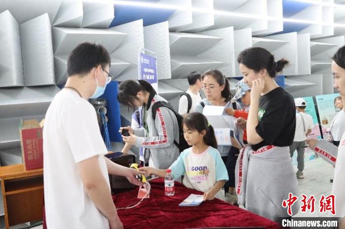 中科院聲學(xué)所公眾科學(xué)日活動(dòng)現(xiàn)場(chǎng)?！≈锌圃郝晫W(xué)所 供圖