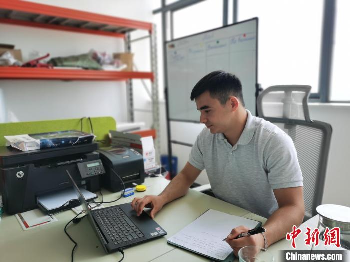 李浩宇正在辦公?！↑h田野 攝