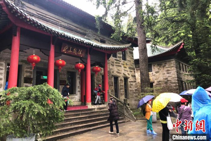 圖為在廬山抗戰(zhàn)博物館外，有不少等待參觀的游客?！蛆i泉 攝