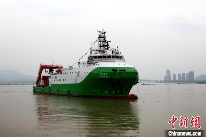圖為“探索二號”科考船?！堑ぜt 攝
