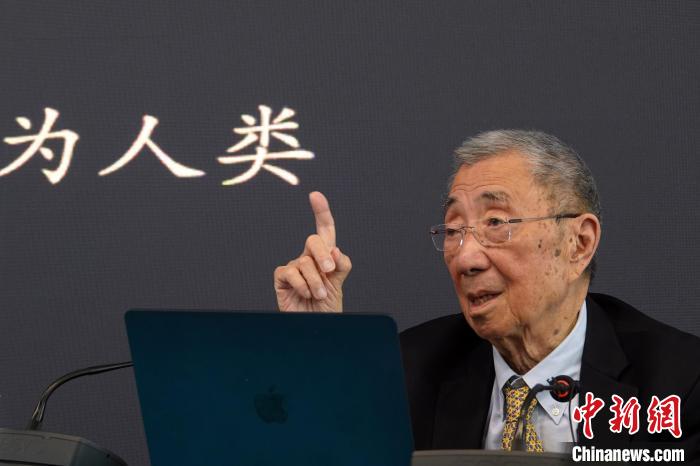 高能論壇上，丁肇中先生與現(xiàn)場(chǎng)聽眾交流?！?lt;a target='_blank' href='/'><p  align=