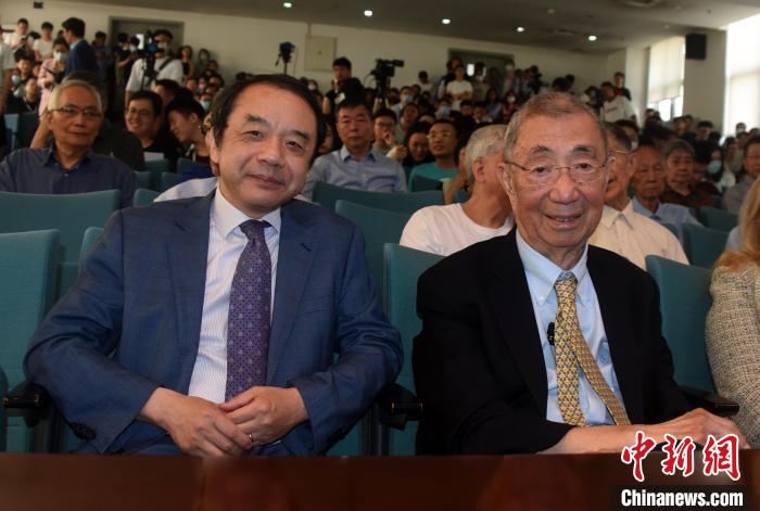 高能論壇開始前，丁肇中先生(右)與主持論壇的中科院高能所所長(zhǎng)王貽芳院士合影?！?lt;a target='_blank' href='/'><p  align=