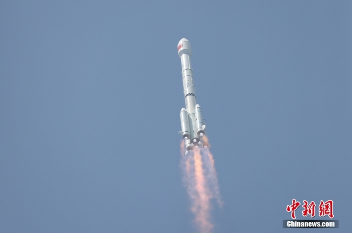 5月17日10時49分，我國在西昌衛(wèi)星發(fā)射中心用長征三號乙運載火箭，成功發(fā)射第五十六顆北斗導(dǎo)航衛(wèi)星。該衛(wèi)星屬地球靜止軌道衛(wèi)星，是我國北斗三號工程的首顆備份衛(wèi)星。入軌并完成在軌測試后，將接入北斗衛(wèi)星導(dǎo)航系統(tǒng)。此次發(fā)射是北斗三號工程高密度組網(wǎng)之后，時隔3年的首發(fā)任務(wù)。朱磊 攝