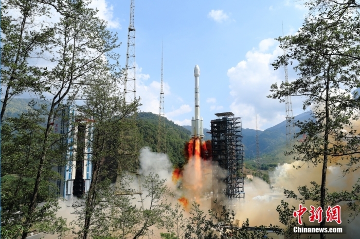 5月17日10時49分，我國在西昌衛(wèi)星發(fā)射中心用長征三號乙運載火箭，成功發(fā)射第五十六顆北斗導(dǎo)航衛(wèi)星。該衛(wèi)星屬地球靜止軌道衛(wèi)星，是我國北斗三號工程的首顆備份衛(wèi)星。入軌并完成在軌測試后，將接入北斗衛(wèi)星導(dǎo)航系統(tǒng)。此次發(fā)射是北斗三號工程高密度組網(wǎng)之后，時隔3年的首發(fā)任務(wù)。楊志遠 攝