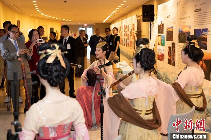 當?shù)貢r間5月19日，中國常駐聯(lián)合國代表團、中國文化和旅游部、泉州市人民政府在紐約聯(lián)合國總部聯(lián)合舉辦“茶和天下·雅集”主題展覽和招待會。圖為展覽現(xiàn)場泉州南音表演。 <a target='_blank' href='/' _fcksavedurl='/'><p  align=