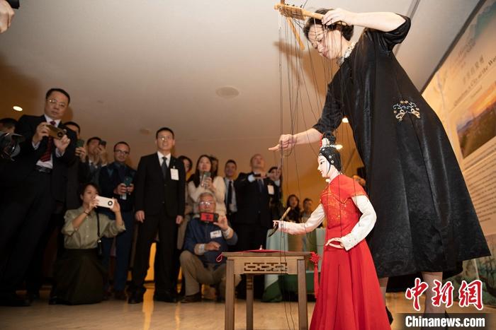 當?shù)貢r間5月19日，中國常駐聯(lián)合國代表團、中國文化和旅游部、泉州市人民政府在紐約聯(lián)合國總部聯(lián)合舉辦“茶和天下·雅集”主題展覽和招待會。圖為展覽表演泉州提線木偶寫書法。 <a target='_blank' href='/' _fcksavedurl='/'><p  align=