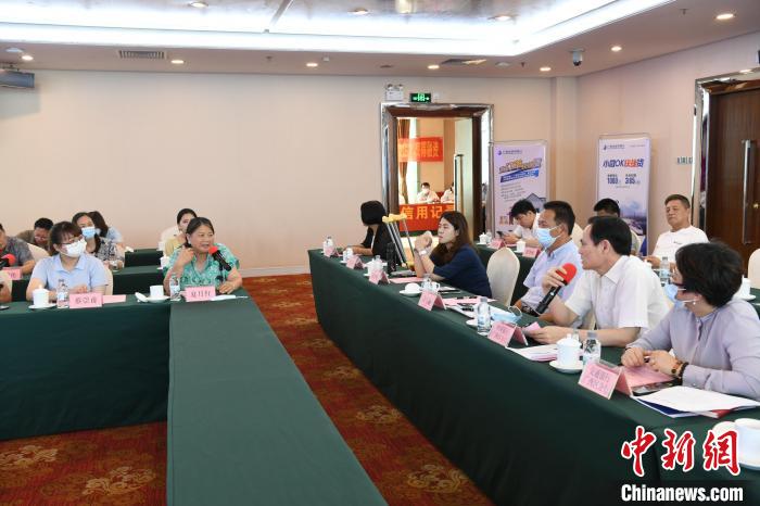 圖為中國(guó)銀行廣西分行代表在回應(yīng)桂林歸義生態(tài)農(nóng)業(yè)有限公司總經(jīng)理夏月紅的貸款需求。　蔣雪林 攝