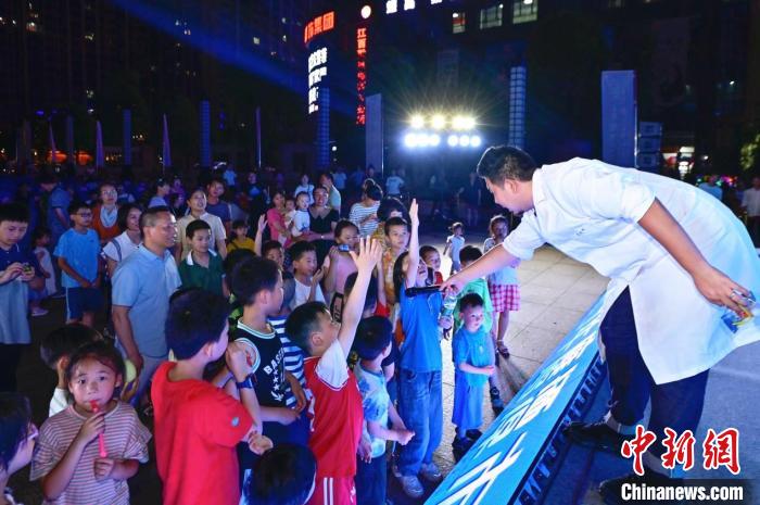 2023年鷹潭市“好奇心”科普節(jié)吸引了不少孩子踴躍參與。　主辦方 供圖