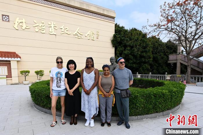 代表團(tuán)成員參訪林語堂紀(jì)念館?！埥鸫?攝