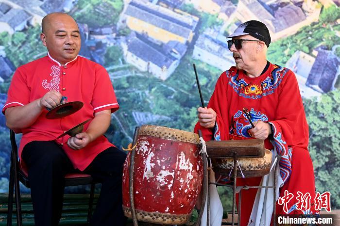 代表團(tuán)成員在漳州市南靖縣與當(dāng)?shù)孛耖g樂隊臨時組隊?！埥鸫?攝