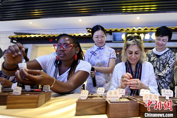 代表團(tuán)成員在片仔癀博物館內(nèi)制作中藥配方香囊。　張金川 攝