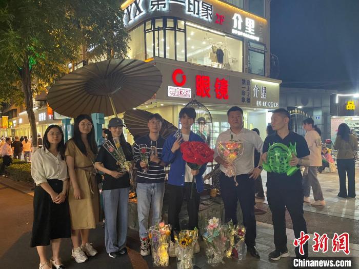 在東陽(yáng)橫店，宣講團(tuán)導(dǎo)師、成員與橫店演員(右三)合影?！?東陽(yáng)市融媒體中心 供圖