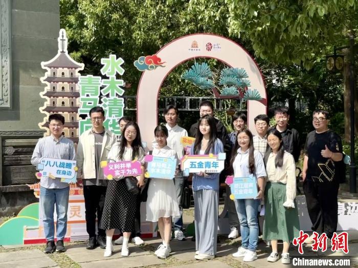 宣講團(tuán)成員在永康市合影。　呂鈺寧 攝