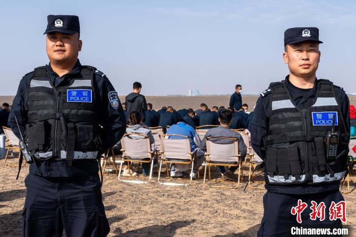 圖為承擔(dān)神舟十六號載人飛船安保任務(wù)的移民管理警察?！∨ｖ?攝