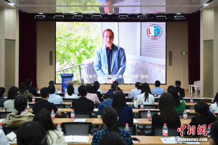 5月30日，<a target='_blank' href='/'>中新社</a>第二屆“東西問智庫”主題論壇在北京舉行，多位中外專家圍繞“AI革命與文明進(jìn)化”展開討論。圖為美國加州理工學(xué)院電氣工程和計算機(jī)科學(xué)教授、人工智能專家亞瑟·阿布-穆斯塔法通過視頻在論壇上作主旨演講。<a target='_blank' href='/'>中新社</a>記者 田雨昊 攝