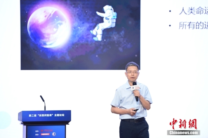 5月30日，<a target='_blank' href='/'>中新社</a>第二屆“東西問智庫”主題論壇在北京舉行，多位中外專家圍繞“AI革命與文明進(jìn)化”展開討論。圖為北京大學(xué)新聞與傳播學(xué)院教授胡泳在論壇上作主旨演講。<a target='_blank' href='/'>中新社</a>記者 田雨昊 攝