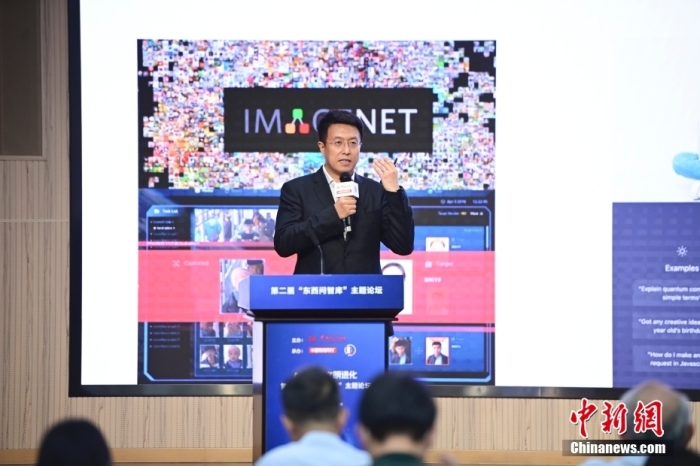 5月30日，<a target='_blank' href='/'>中新社</a>第二屆“東西問智庫”主題論壇在北京舉行，多位中外專家圍繞“AI革命與文明進(jìn)化”展開討論。圖為商湯智能產(chǎn)業(yè)研究院創(chuàng)始院長田豐在論壇上作主旨演講。<a target='_blank' href='/'>中新社</a>記者 田雨昊 攝