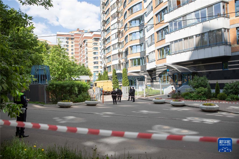 5月30日，警察在俄羅斯首都莫斯科的樓房遭襲現(xiàn)場警戒。新華社記者白雪騏攝