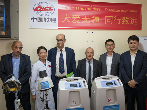 中國鐵建阿爾及利亞公司向當?shù)蒯t(yī)院捐贈醫(yī)療物資。鐵建國際供圖