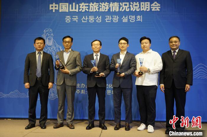 為“好客山東”旅游大使授牌?！⑿?攝
