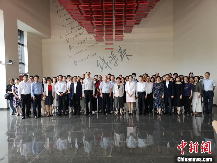 上海僑界人士參觀上海交通大學(xué)錢學(xué)森圖書館?！》队畋?攝