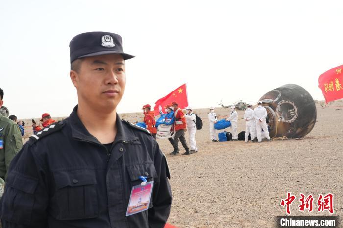 圖為阿拉善邊境管理支隊(duì)民警在著陸場(chǎng)開(kāi)展安保工作?！埥?攝