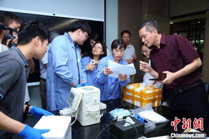 科研人員清點(diǎn)、查看隨神舟十五號(hào)返回地面的空間科學(xué)實(shí)驗(yàn)樣品?！≈锌圃嚎臻g應(yīng)用中心 供圖