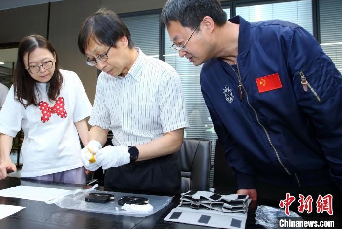 科研人員查看隨神舟十五號(hào)返回地面的空間科學(xué)實(shí)驗(yàn)樣品。　中科院空間應(yīng)用中心 供圖