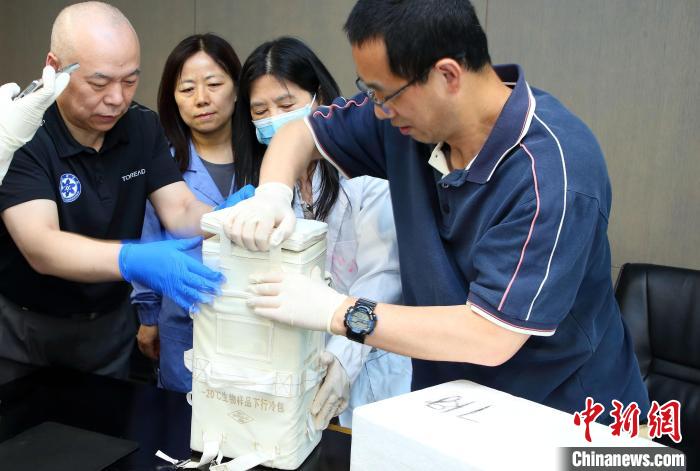 科研人員查看隨神舟十五號(hào)返回地面的空間科學(xué)實(shí)驗(yàn)樣品?！≈锌圃嚎臻g應(yīng)用中心 供圖