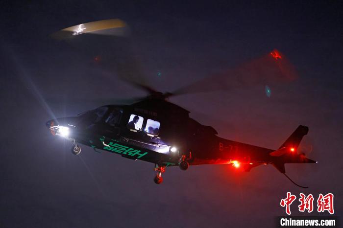 6月3日晚，游客乘坐上海新空直升機(jī)有限公司直升機(jī)開(kāi)啟鳥(niǎo)瞰黃浦江空中圓夢(mèng)之旅?！∫罅⑶?攝