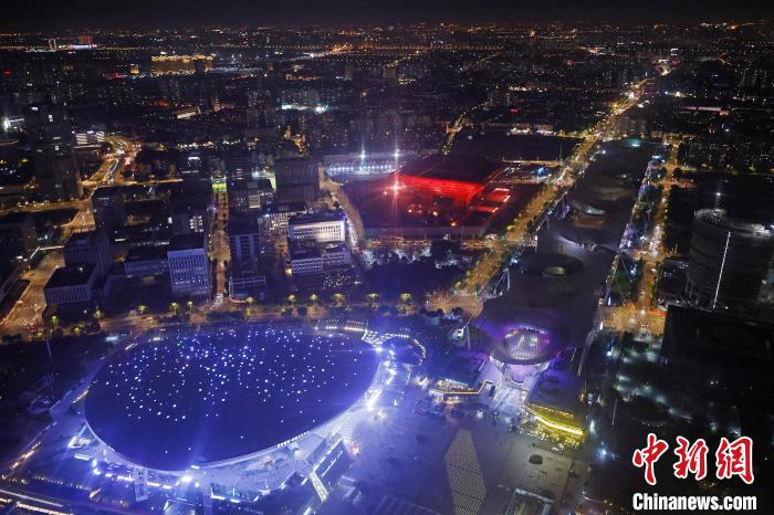 6月3日晚，鳥(niǎo)瞰上海黃浦江兩岸城市夜景。　殷立勤 攝