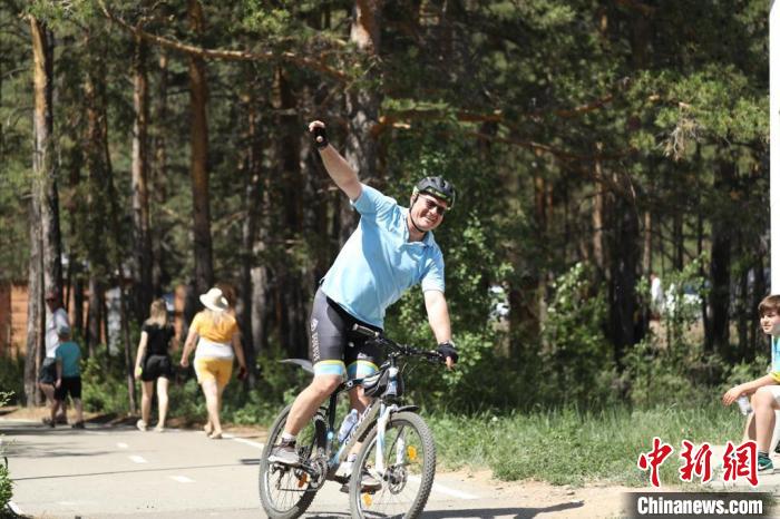 當(dāng)?shù)貢r間4日，哈外交部副部長羅曼·瓦西連科在騎行活動中?！喰琶貢幑﹫D