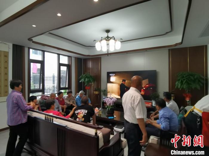 親友們集中在費俊龍家中觀看返程的視頻?！＄娚?攝