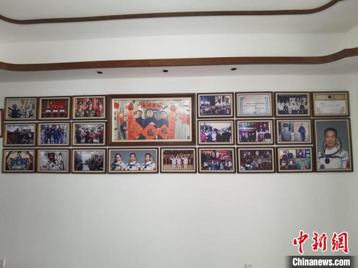家中的照片墻上，新增了費俊龍此次飛天的照片?！＄娚?攝