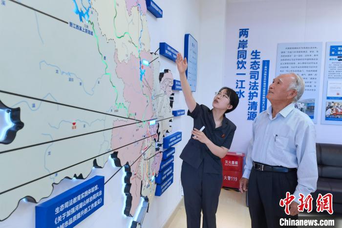 金門同胞參觀金門供水水源生態(tài)司法保護(hù)基地?！O虹 攝