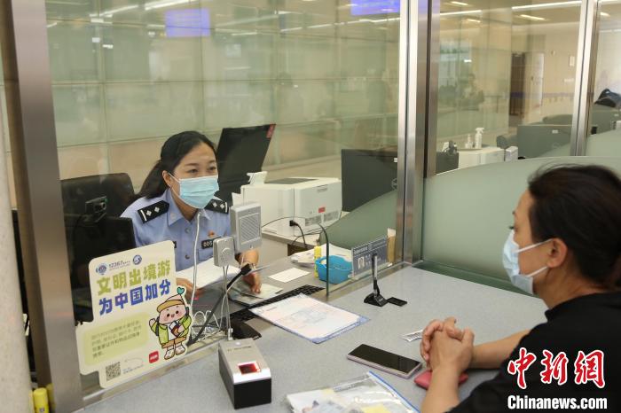 2023年1月9日至5月31日，上海市公安出入境管理部門共受理中國(guó)公民出入境證件228.5萬(wàn)證次?！∩虾Ｊ泄簿止﹫D