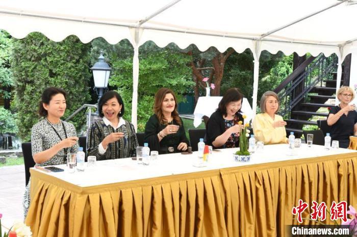 圖為嘉賓品味烏龍茶?！“亓种袊?guó)文化中心供圖。