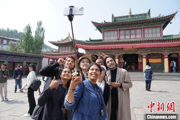 圖為外國記者在塔爾寺合影?！●R銘言 攝