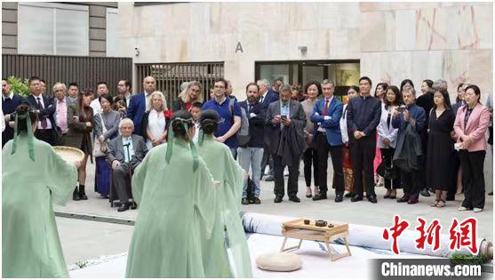 嘉賓觀看茶舞表演。　信陽市委宣傳部供圖