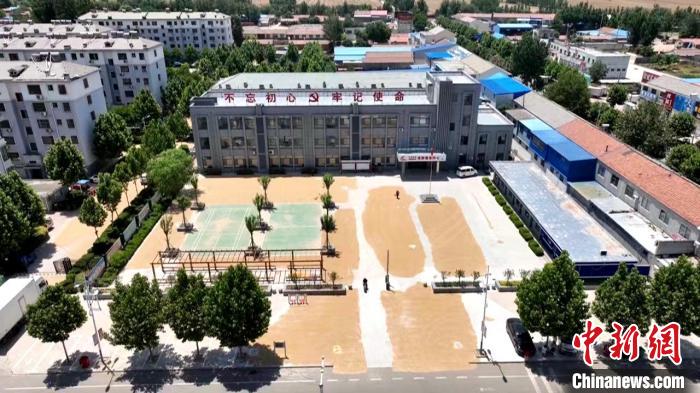 德州陵城區(qū)開放1297處鎮(zhèn)村公共場(chǎng)地，緩解農(nóng)民曬糧難題。　陵城區(qū)委宣傳部供圖