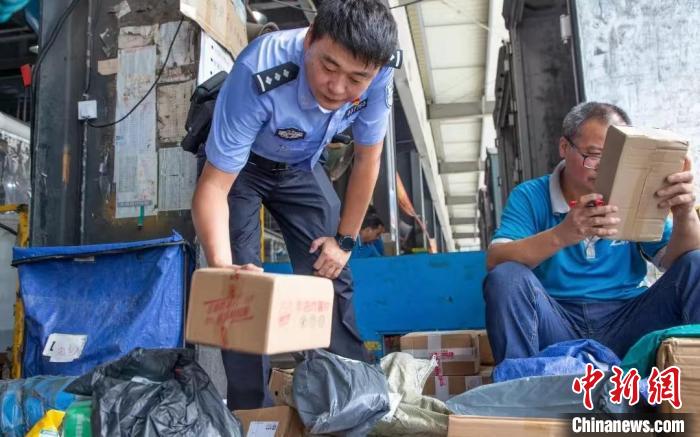 肥東縣公安局針對劇毒化學(xué)品和易制爆危險化學(xué)品生產(chǎn)企業(yè)開展安全檢查工作?！『戏示焦﹫D