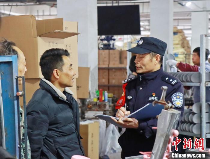 3月30日，大興派出所民警來到轄區(qū)中小企業(yè)，開展“為民為企為項目”走訪活動?！『戏示焦﹫D